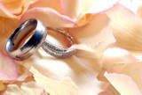 Jakie obrączki wybrać? Czy i jak nosić pierścionek zaręczynowy po ślubie? Zobacz!