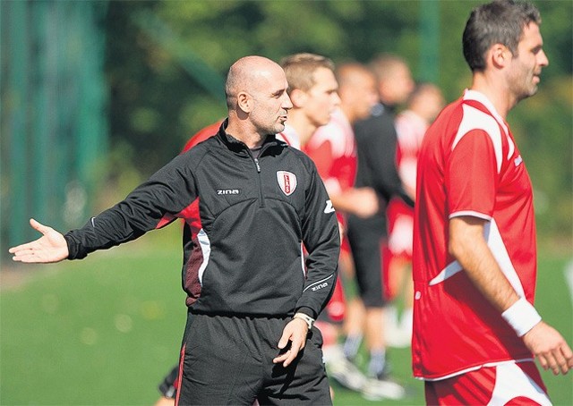 Trener Michał Probierz pokazuje, co trzeba zrobić, żeby powalczyć w Krakowie. Obok Marcin Mięciel.