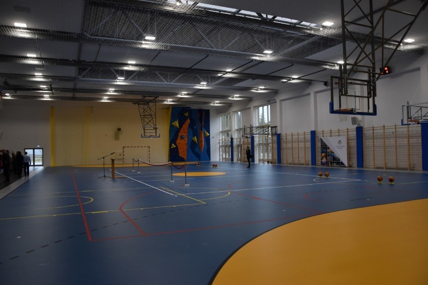 Szkoła Podstawowa nr 5 w Wejherowie zyskała nową halę sportową