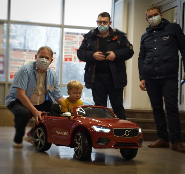 Firma Euro Kas z Katowic przygotowała dla małych pacjentów z Oddziału Hematologii i Onkologii Dziecięcej Śląskiego Uniwersytetu Medycznego w Zabrzu wspaniałą niespodzianką. Po korytarzach oddziału mkną nowiutkie, czerwone volvo.