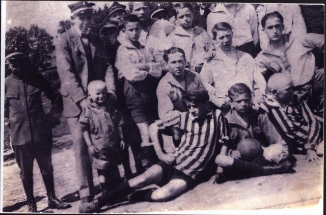 Oto zdjęcia z 4,5-letnim Karolem Wojtyłą i piłkarzami Szczakowianki