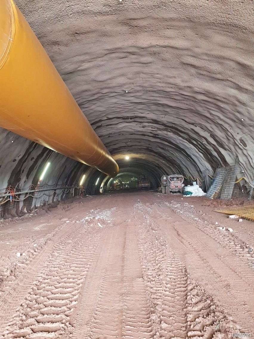 Budowa tunelu w masywie górskim na odcinku drogi ekspresowej...