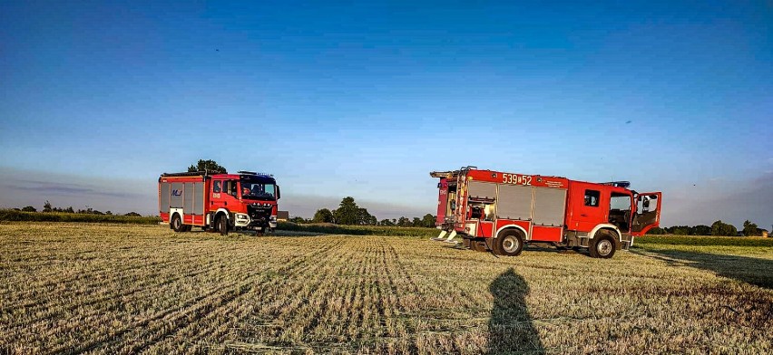 Pożar wybuchł podczas prac polowych w gminie Błaszki. Spłonęła sieczkarnia ZDJĘCIA