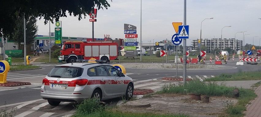 Uszkodzona rura z gazem na alei Szajnowicza-Iwanowa w Kielcach. Akcja straży pożarnej. Zobacz zdjęcia 