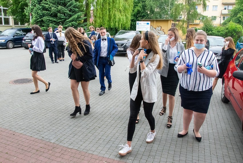 Matura 2020 w Liceum Ogólnokształcącym imienia Mikołaja Kopernika w Tarnobrzegu. Inna niż wszystkie, bo w czasie pandemii [ZDJĘCIA]