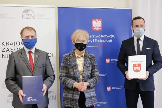 Wójt gminy Wąpielsk Dariusz Górski (z lewej) podpisał porozumienie z Krajowym Zasobem Nieruchomości