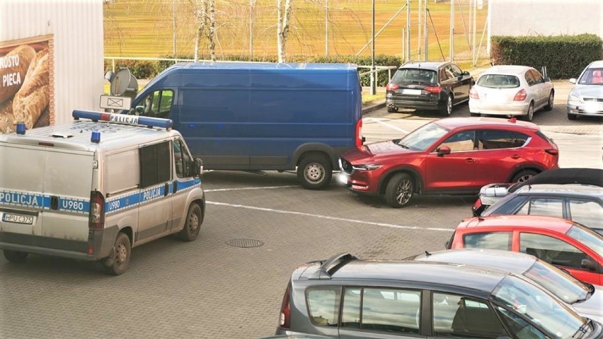 Stłuczka busa i auta osobowego na parkingu przy ZDK