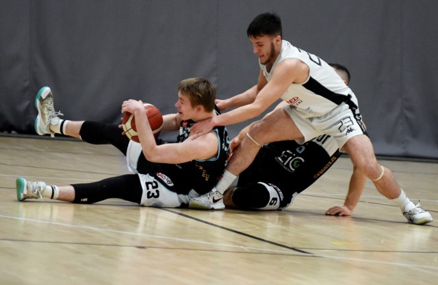 W derbowym pojedynku w II lidze koszykarzy Aldemed SKM Zastal Zielona Góra pokonał EIG CEZiB Kangoo Basket Gorzów 82:42.
