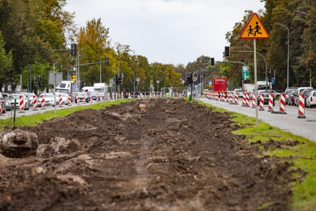 Trwa przebudowa torowiska na ul. Ptaszyckiego i al. Jana Pawła II. Z powodu prac zawężono przejazd dla aut i tworzą się korki.