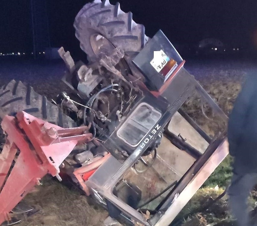 Wypadek w Witoldowie. Samochód osobowy zderzył się z ciągnikiem. ZDJĘCIA