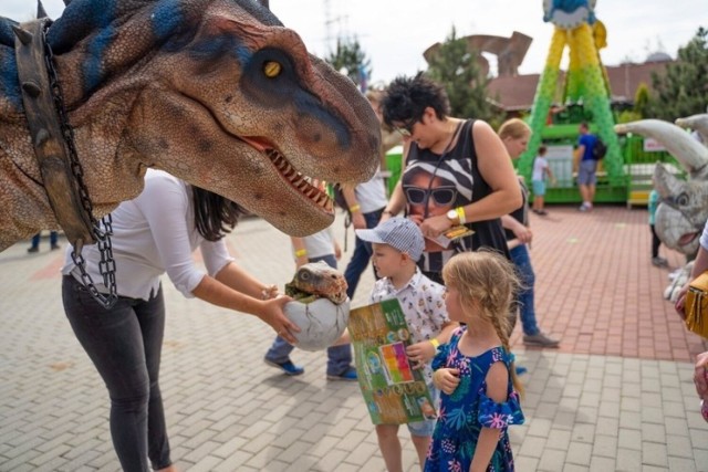 Tłumy turystów odwiedzają także Zatorland największy w Europie Środkowej park ruchomych dinozaurów
