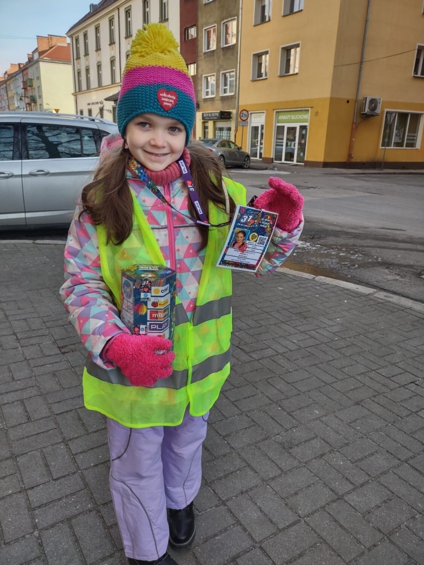 Wolontariusze kwestują na ulicach Nysy. W galerii...