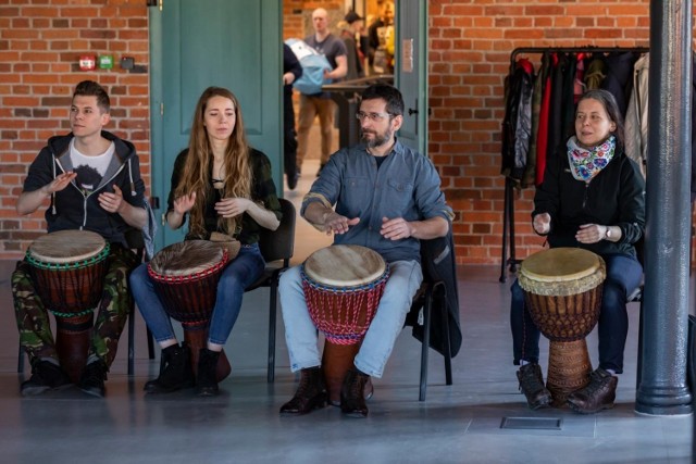 W Bydgoszczy pokojowe rytmy na bębnach zachodnioafrykańskich djembe i dundun wybijali w niedzielę (27 lutego) uczestnicy warsztatów Djembe w Młynach Rothera