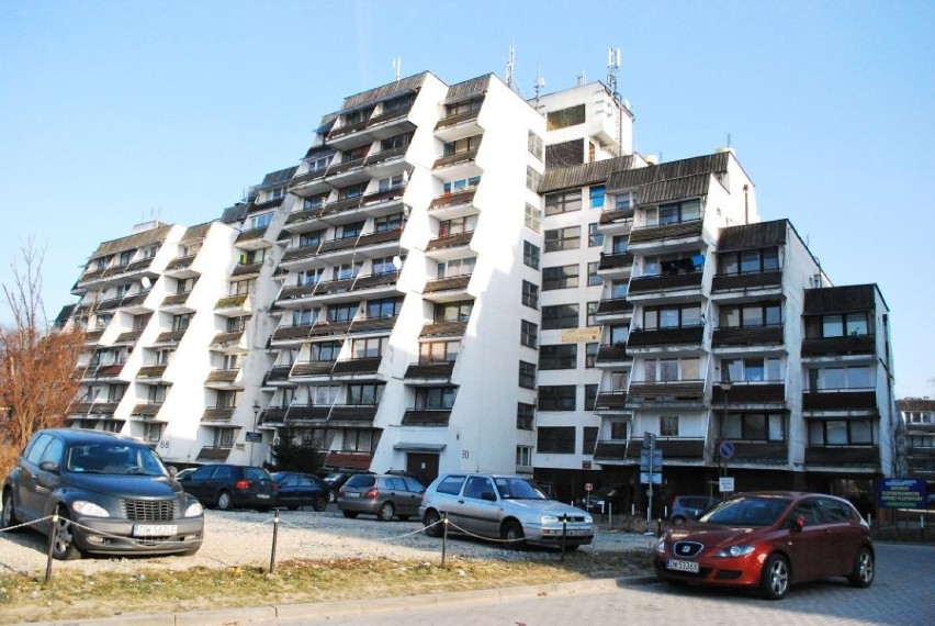 Dawny hotel pielęgniarek przy ul. Ślężnej. Wybudowany w 1985...