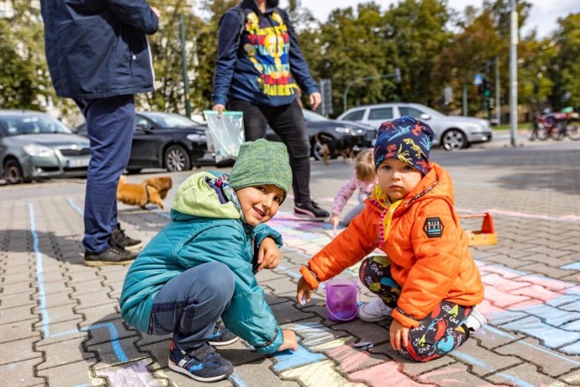 Malowanie przed budynkiem Muzeum Nowej Huty