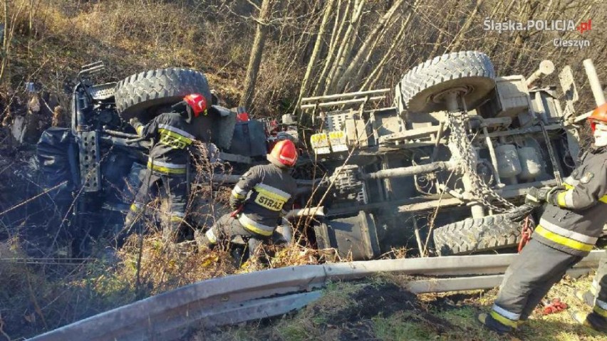 Wypadek w Wiśle. Ciężarówka w rowie, kierowca ranny [ZDJĘCIA]