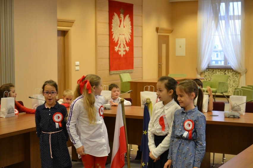 Dzieci z oleśnickiej szóstki w odwiedzinach u burmistrza (ZDJĘCIA) 
