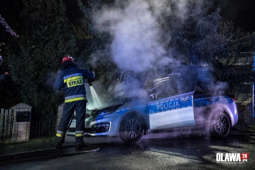 Policyjny radiowóz spłonął w nocy w Marcinkowicach pod Oławą [ZDJĘCIA]