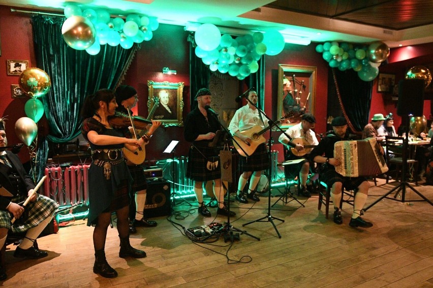Szalona zabawa na Dniu Świętego Patryka w Irish Pub Shoemaker w Kielcach. Zielone piwo lało się strumieniami, był też irlandzki taniec FOTO
