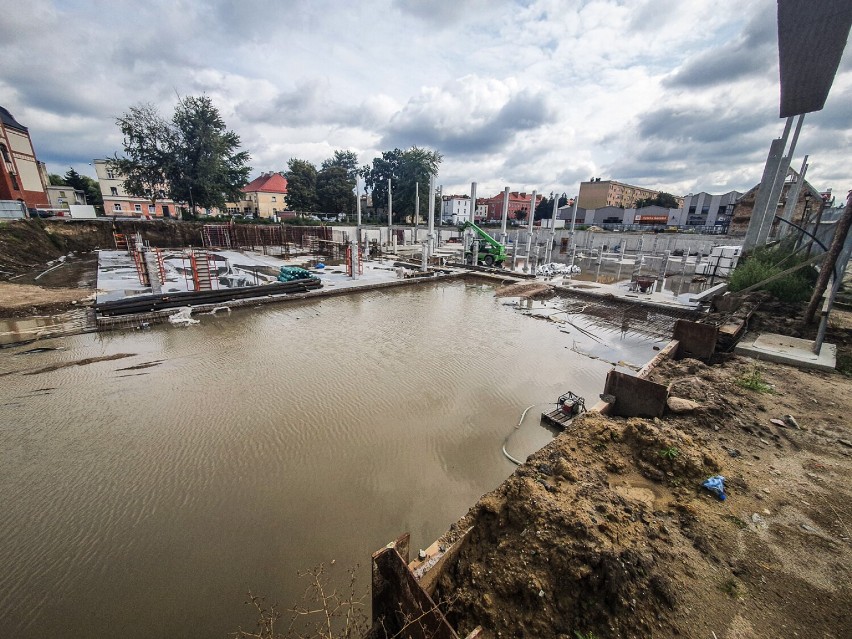 Leszno. Na placu budowy galerii handlowej Goplana jest duży problem z wodą po deszczach. ZDJĘCIA i FILM