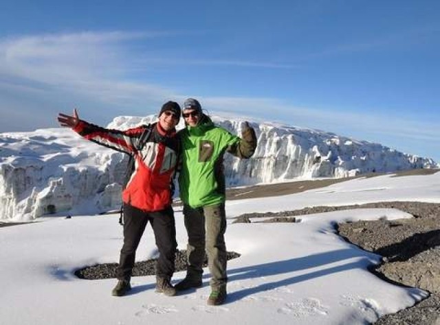 Wojciech Faron i Marek Maślicki na szczycie Kilimandżaro (fot. archiwum wyprawy)