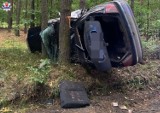 Groźny wypadek w okolicy Parczewa  - pojazd uderzył w drzewo i dachował. 29-latek trafił do szpitala