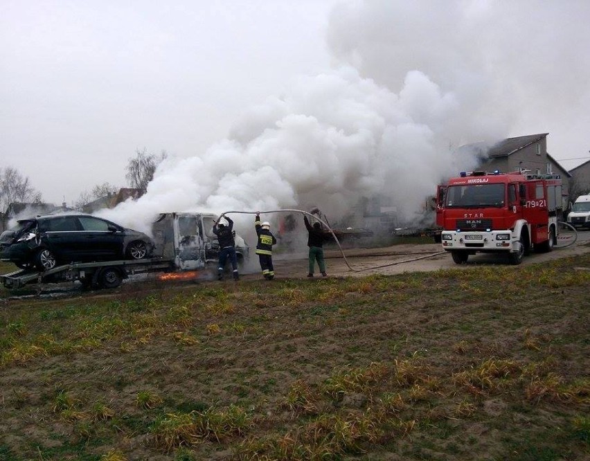 Pożar w Grzegorzewie: Paliła się autolaweta i znajdujący się...