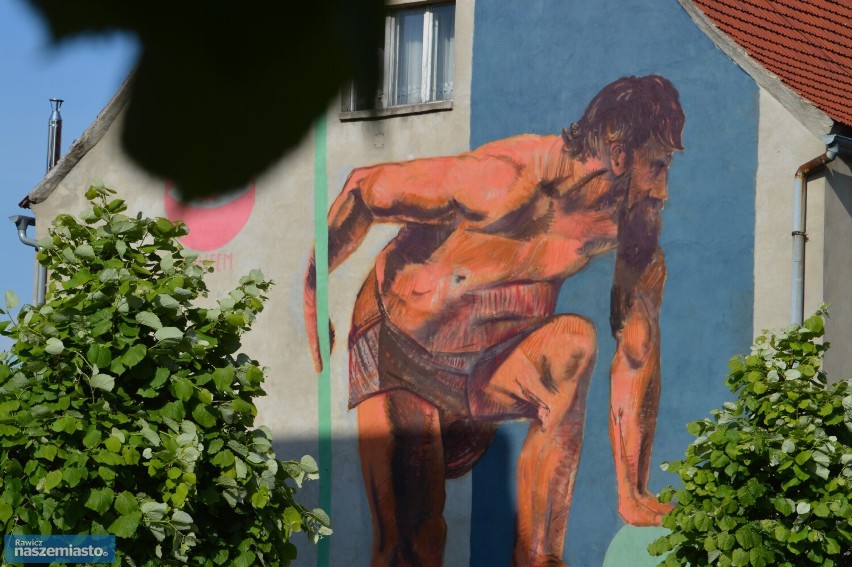 W Rawiczu nie brakuje murali, które zdobią budynki w całym...