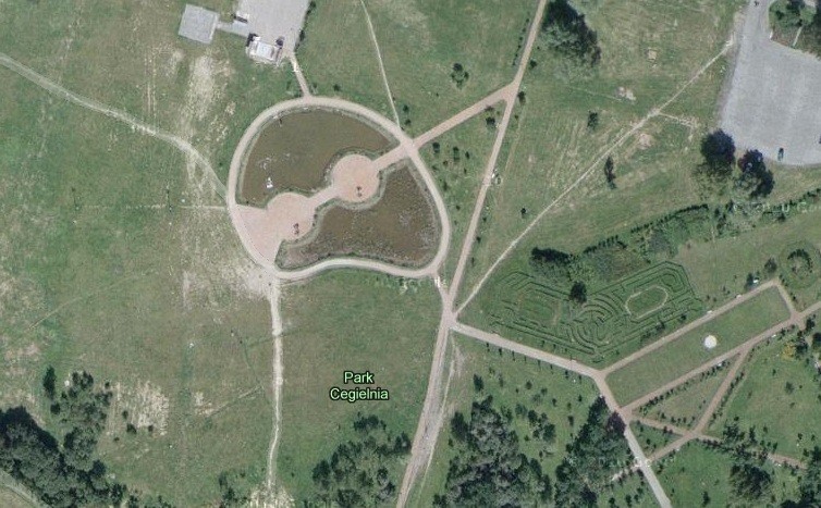 Zdjęcia satelitarne Żor: Park Cegielnia i hala sportowa wyglądają jak UFO. Co jeszcze?
