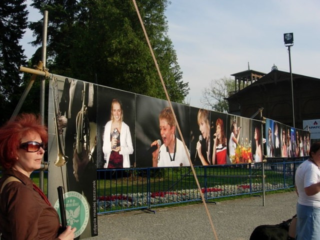 Plac przed Muszlą Koncertową Parku Zdrojowego zdobią duże zdjęcia młodych, utalentowanych podopiecznych fundacji Pro Omnibus. Fot. Magda Wróbel