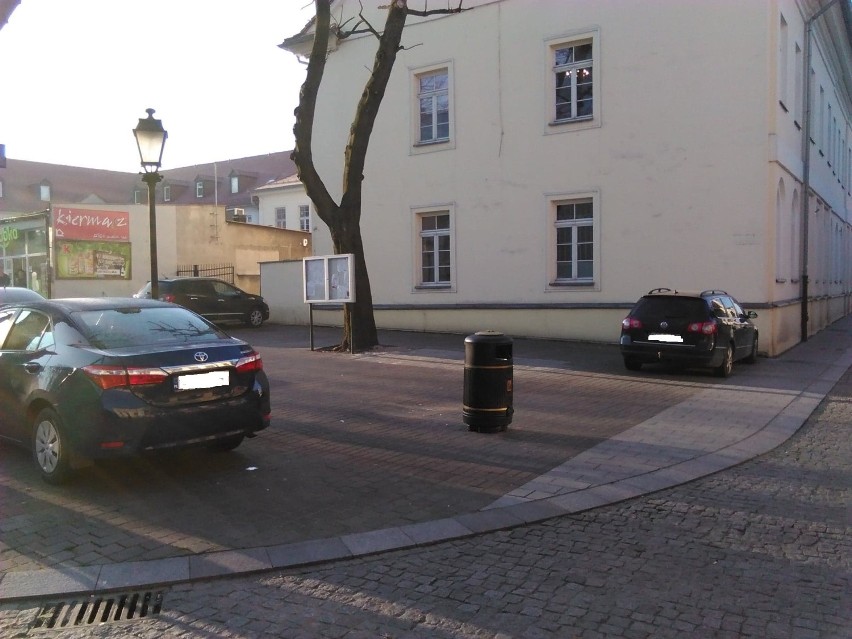 "Dzikie" parkingi w centrum Starego Miasta w Oświęcimiu. Jeżdżą i parkują samochody na chodnikach. Nikt im nic nie robi [ZDJĘCIA]