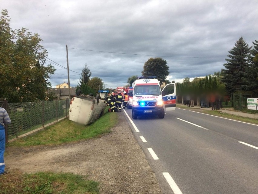 Wypadek w Domosławicach, zderzenie ciężarówki i dostawczaka, jedna osoba została ranna [ZDJĘCIA]