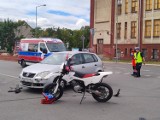 Zderzenie motocykla z samochodem osobowym na parkingu pod Kauflandem w Brzegu. Na miejsce zadysponowano śmigłowiec LPR [ZDJĘCIA]