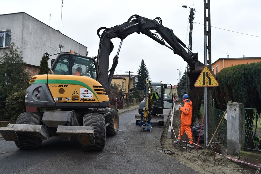 Leszno. Nowe chodniki na uliczkach Zatorza przy wiadukcie. Wkrótce będzie tam większy ruch z powodu ronda