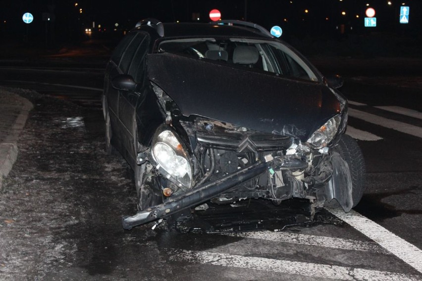 Kolizja citroena i renault'a na rondzie przy Lwowskiej i...