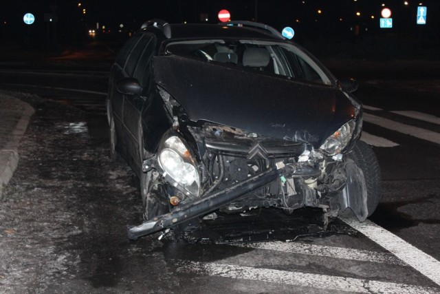 Kolizja citroena i renault'a na rondzie przy Lwowskiej i 3-go Maja.