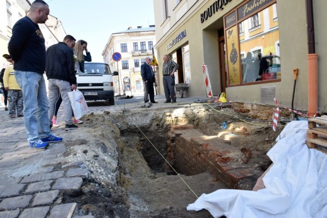 Mury Bramy Krakowskiej odkopane na ul. Katedralnej miały być odznaczone inną kostką. Nie udało się. Dzisiaj nie ma po nich  śladu