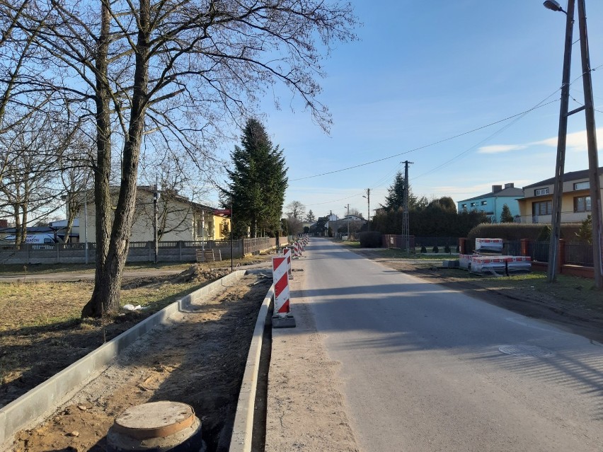 Remont na ulicy Wymysłowskiej w Radomsku. Powstaje nowy chodnik 