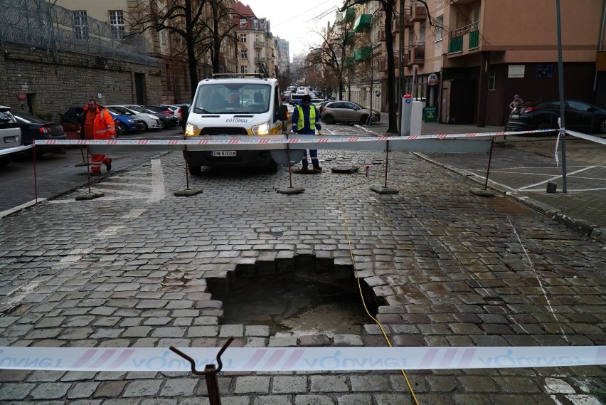 Do zarwania jezdni doszło w okolicy aresztu śledczego przy...