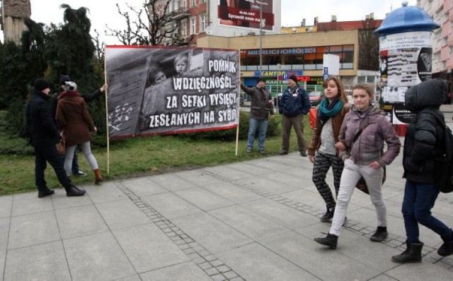 Protest przed Pomnikiem Wdzięczności Armii Radzieckiej