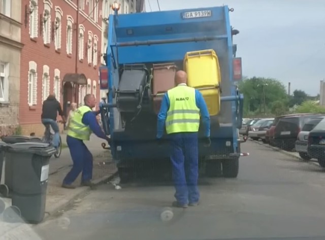 Na nagraniu widać jak pracownicy Alby zrzucają i mieszają śmieci z trzech różnych pojemników do jednego zsypu śmieciarki