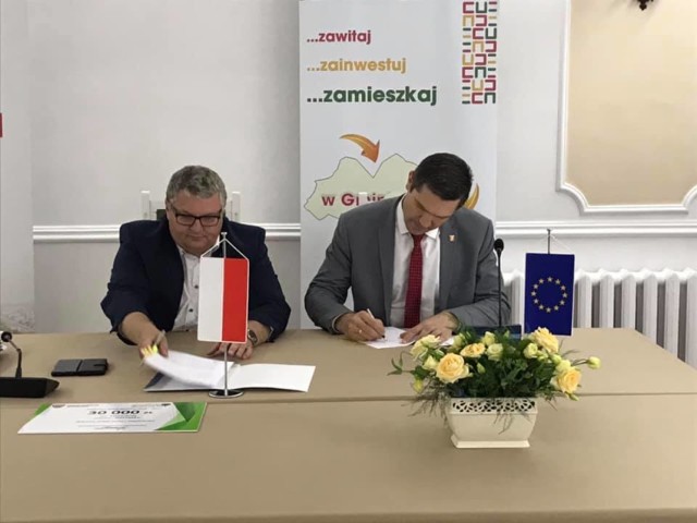 Umowę na dofinansowanie burmistrz Krzywinia podpisał już z wicemarszałkiem województwa