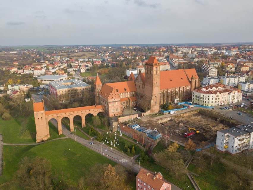 Budowa kolejnego kwartału kamienic przy kwidzyńskiej katedrze prawie na finiszu. Klucze właściciele odbiorą w przyszłym roku  [ZDJĘCIA]