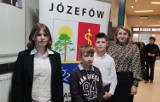 Uczniowie kazimierskiej „jedynki” spotkali się z prapraprawnukiem Aleksandra Fredry. Na przeglądzie teatrów w Józefowie. Zobaczcie zdjęcia