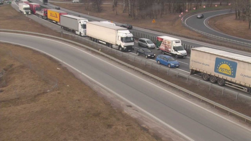 Pożar samochodu na A4. Duże utrudnienia na autostradowej obwodnicy Krakowa