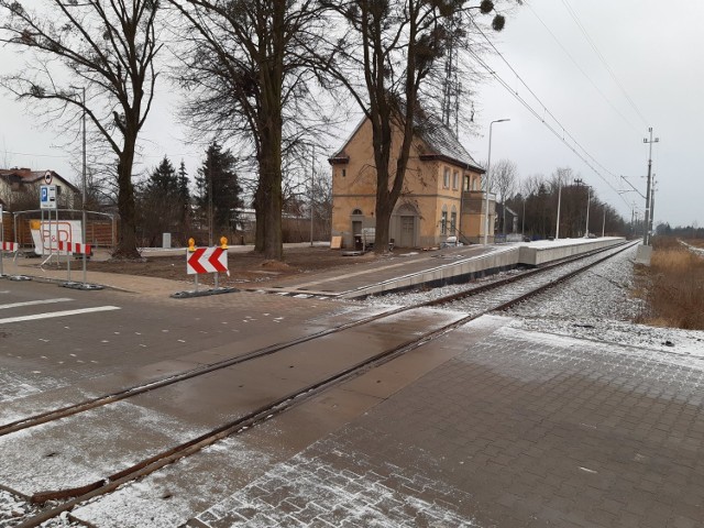 Jak zapowiada PKP PLK w połowie tego roku, po 21 latach pojedziemy pociągiem zmodernizowana trasą z Jelcza Miłoszyc do Wrocławia. Na odcinku Wrocław Swojczyce - Jelcz budowane są teraz nowe perony w Dobrzykowicach Wrocławskich, Chrząstawie Małej, Nadolicach Wielkich, Wrocławiu Wojnowie, Wrocławiu Strachocinie, Wrocławiu Swojczycach, Wrocławiu Kowale. 

Na tej linii powstanie pięć nowych przystanków: Wrocław Popiele (w rejonie ul. Mydlanej),  Wrocław Strachocin (w rejonie ul. Zagrodniczej),  Wrocław Wojnów Wschodni (pomiędzy Wr. Wojnów – a Dobrzykowicami Wrocławskimi), Nadolice Małe (w rejonie drogi powiatowej nr 1925D), Chrząstawa Mała (w rejonie ul. Gajowej). 

Podróż odnowioną linią będzie możliwa z prędkością do 100 km/h.