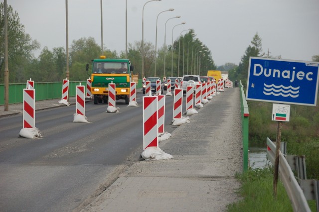 Na ustawieniu spowalniaczy się nie skończy. Jeszcze w maju przy wjeździe na most z obu stron pojawią się progi zwalniające