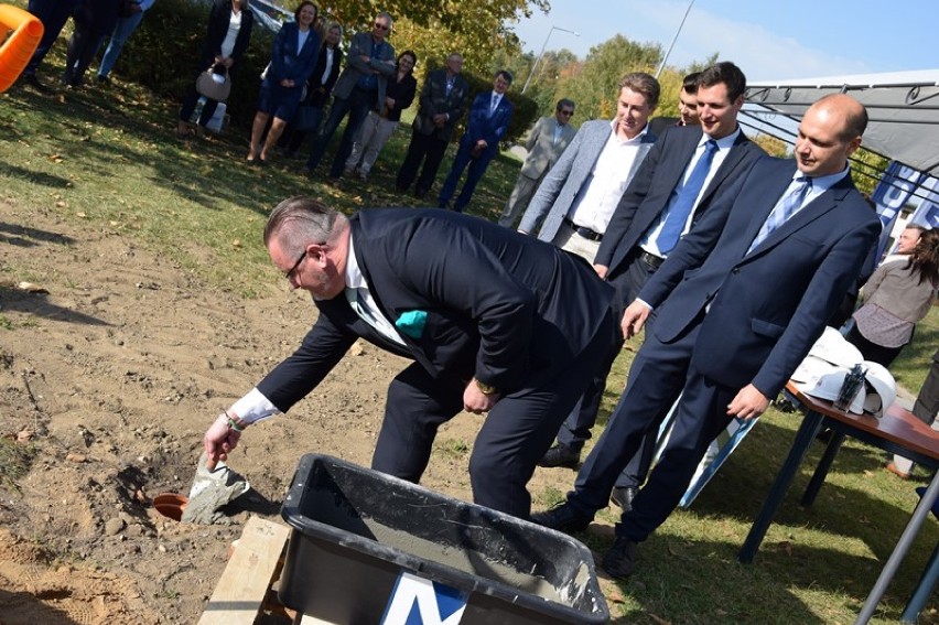 Budowa basenu krytego w Zduńskiej Woli. Inauguracja inwestycji i wkopanie kapsuły czasu [zdjęcia]