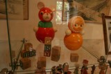Takie były zabawki w PRL-u. Zobacz popularne w latach 60., 70. i 80. pluszaki, klocki, bączki. Oto zdjęcia i aktualne ceny