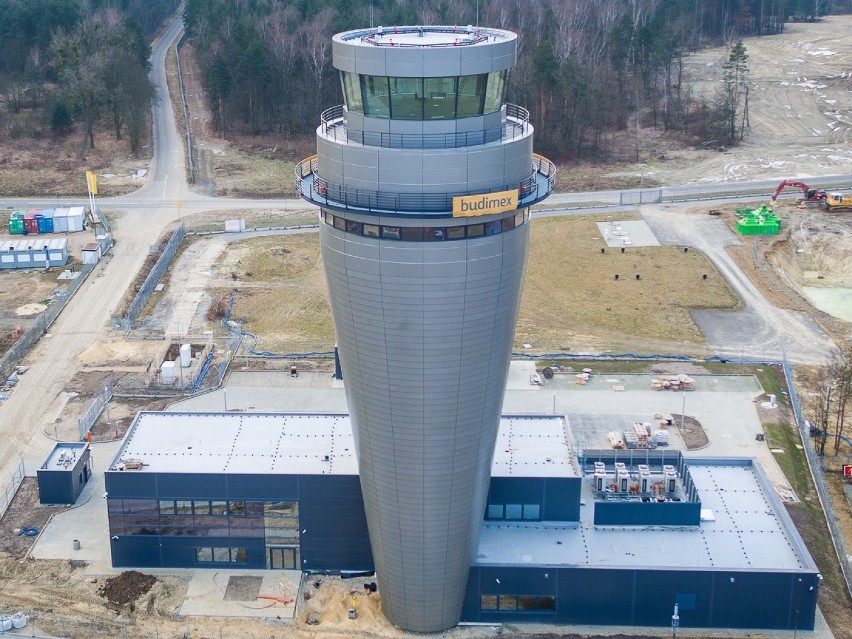 20 października uruchomiono nową wieżę kontroli lotów